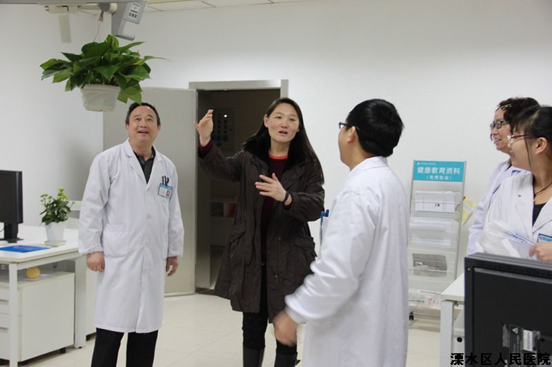 区领导慰问我院医务人员