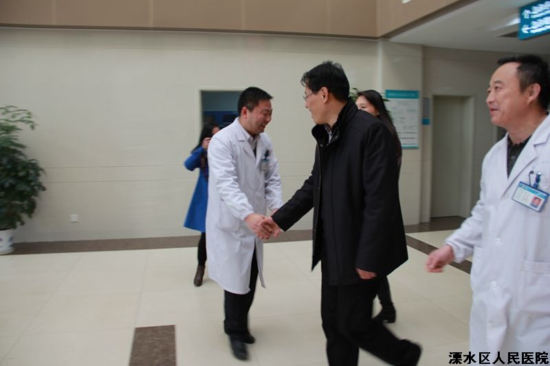 区委书记谢元莅临我院慰问一线医务人员