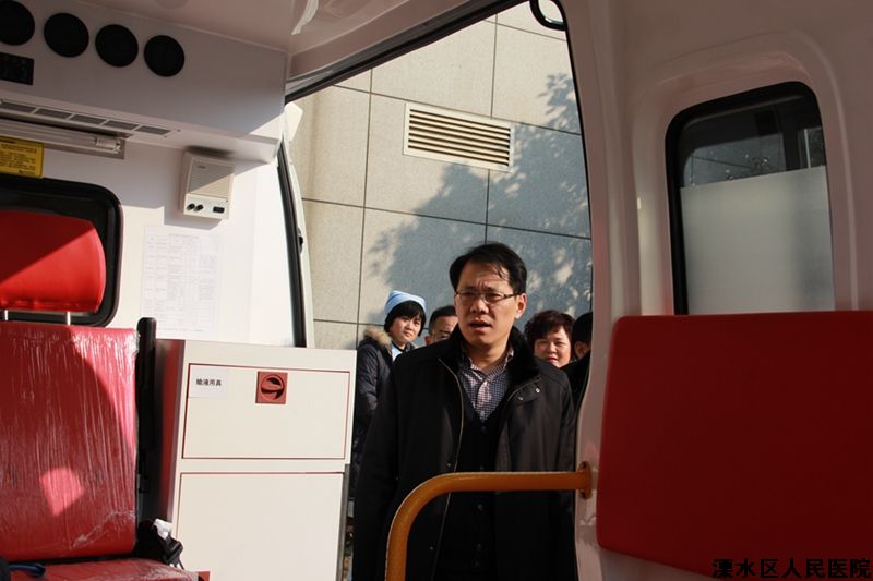 区委书记谢元莅临我院慰问一线医务人员