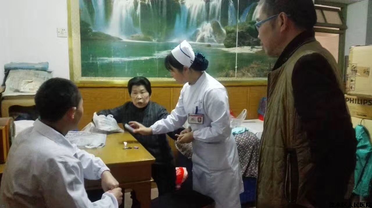 我院专家志愿服务走进居民家中