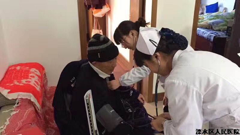 我院专家志愿服务走进居民家中