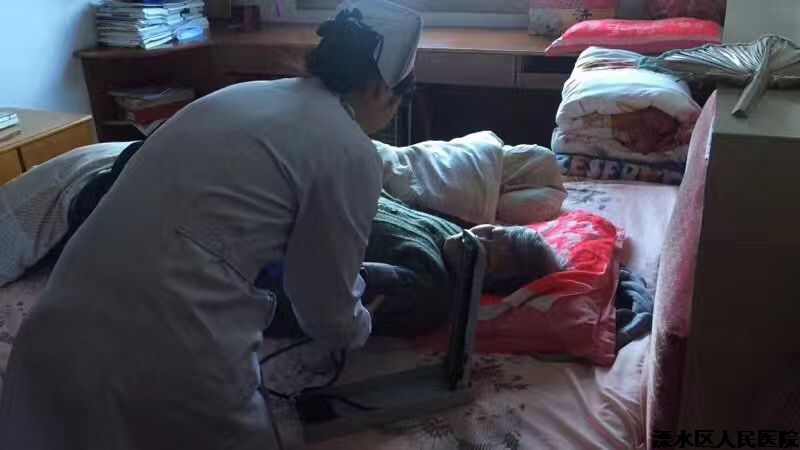 我院专家志愿服务走进居民家中
