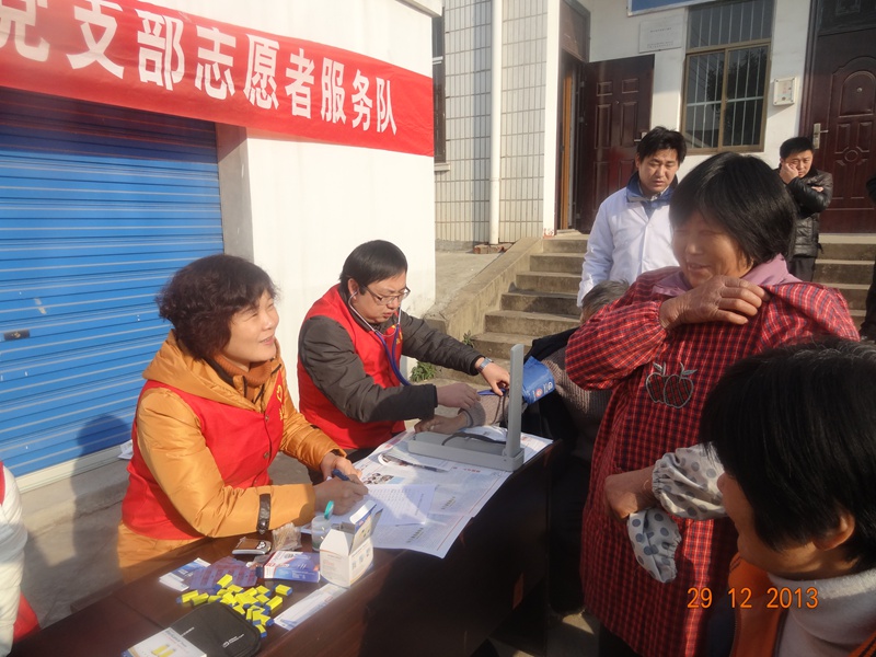 我院临床第二党支部志愿者服务队送温暖下乡