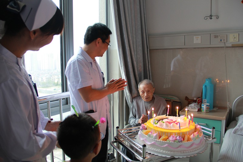 我院六病区为90岁老人过生日