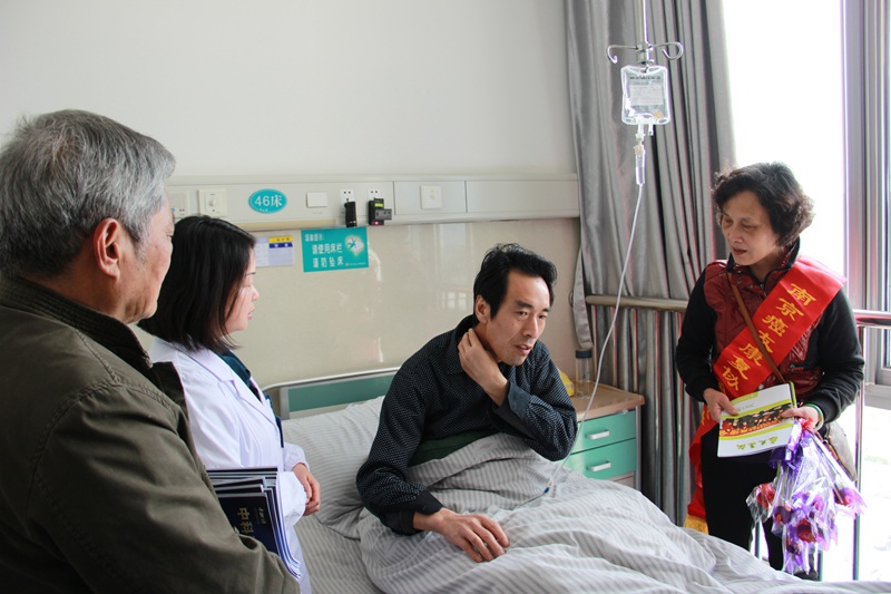 肿瘤防治宣传周  癌友协会进病房