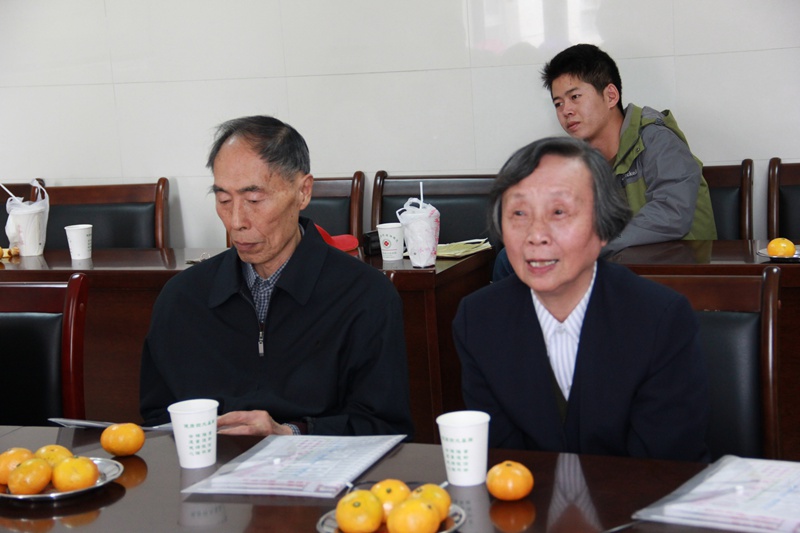 我院为八十岁老职工庆生