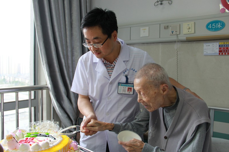 我院六病区为90岁老人过生日