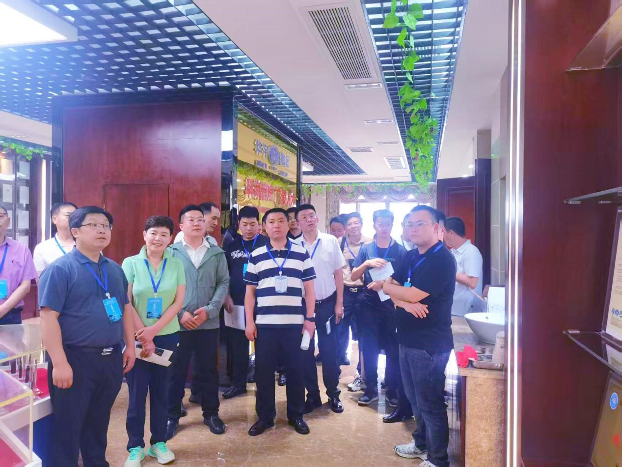 苏州市光电产业商会考察团莅临华宇集团考察交流 